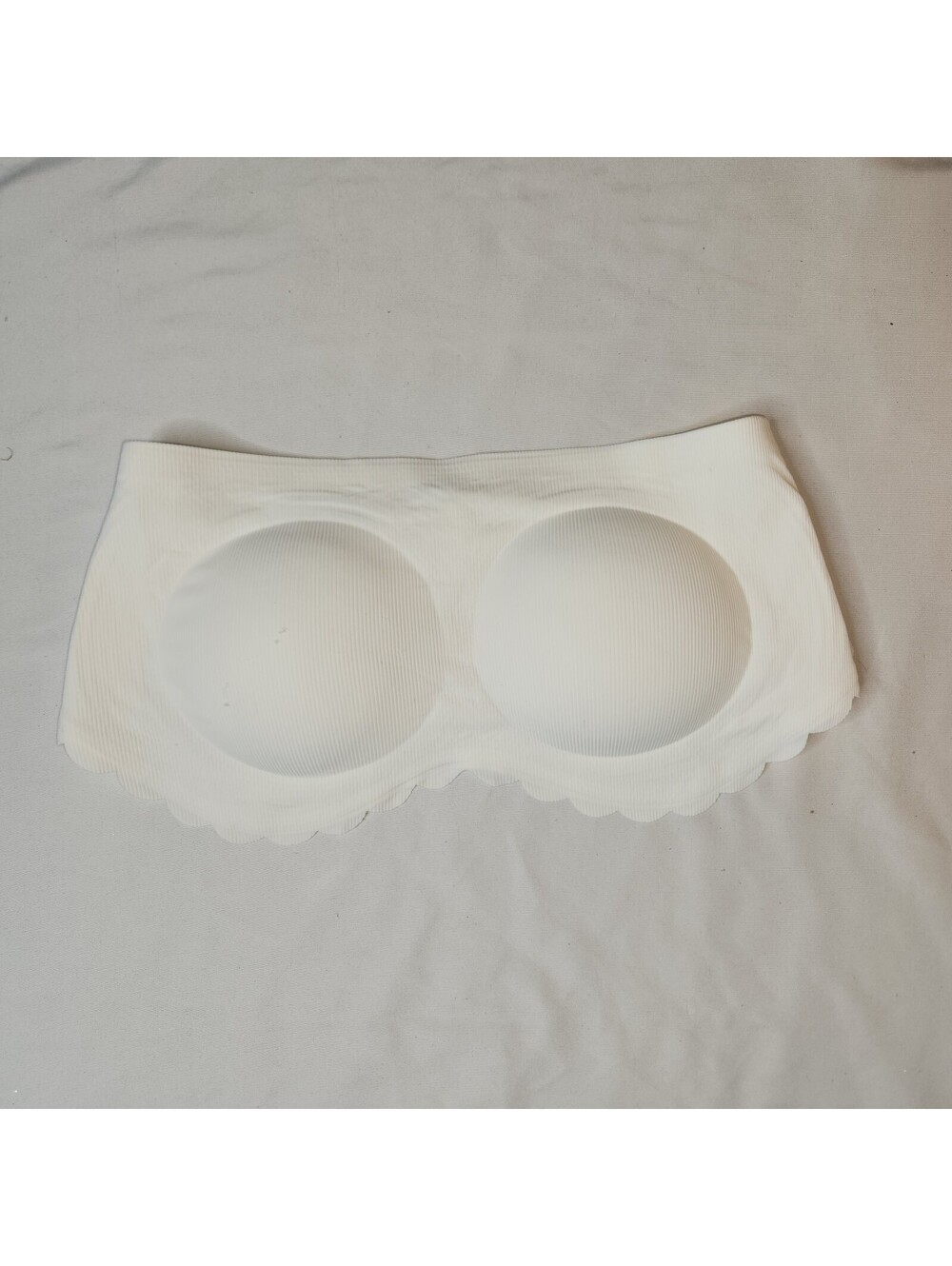 White strapless scalloped bandeau bra